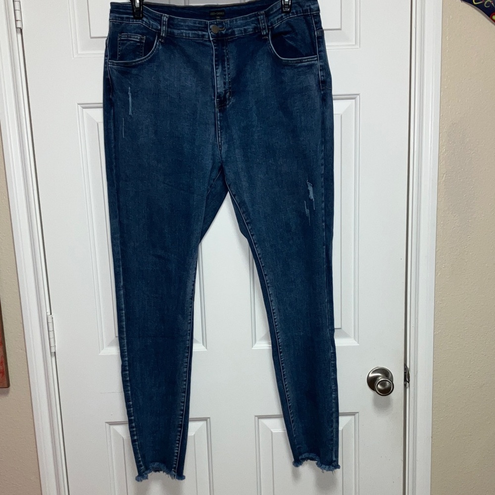 Coco + Carmen Distressed EverStretch Straight with Raw Bottom - Light Denim
XXL